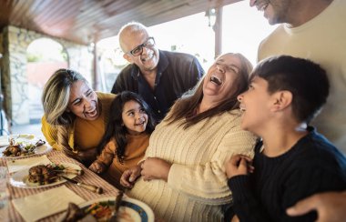 Mutlu Latin ailesi evde yemek yerken eğleniyor.