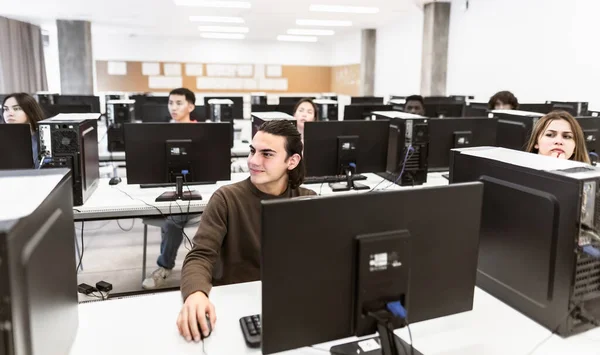 Jovens Estudantes Ouvindo Uma Lição Ensino Médio Conceito Educação — Fotografia de Stock