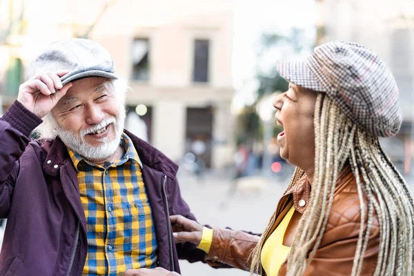 Pasangan Senior Multirasial Yang Bahagia Bersenang Senang Kota Orang Tua — Stok Foto