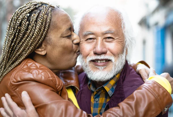 Pasangan Senior Multirasial Yang Bahagia Memiliki Momen Momen Lembut Kota — Stok Foto