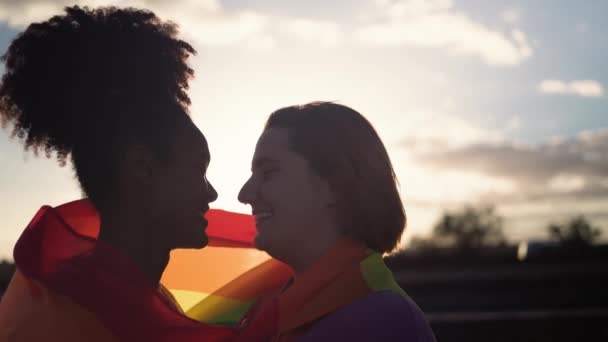 Glückliches Lesbisches Paar Mit Romantischen Momenten Beim Halten Der Regenbogenfahne — Stockvideo