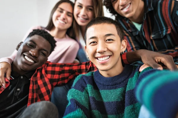 Jovens Amigos Multirraciais Tirando Selfie Juntos Conceito Amizade Diversidade — Fotografia de Stock