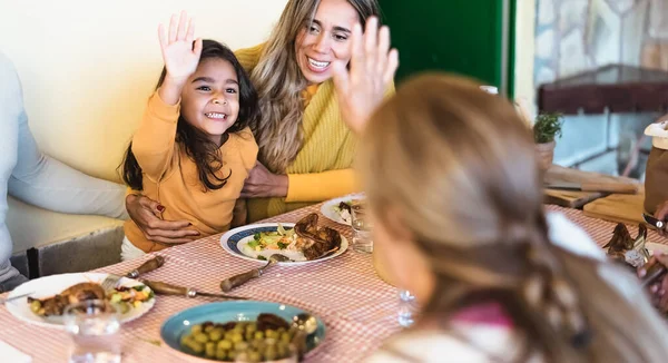 Glückliche Lateinamerikanische Familie Beim Gemeinsamen Mittagessen Hause — Stockfoto