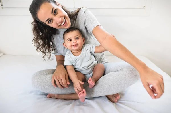 Ibu Yang Bahagia Bersenang Senang Dengan Bayi Kecilnya Tempat Tidur — Stok Foto