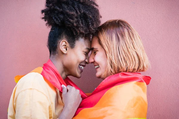 Mutlu Eşcinsel Çift Dışarıda Romantik Anlar Yaşarken Gururu Kutluyor Lgbt — Stok fotoğraf