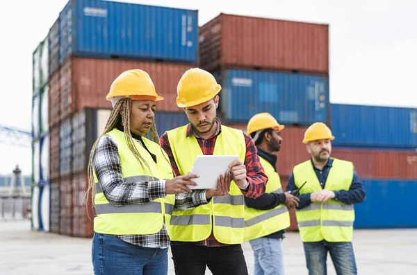 Ingenieros Industriales Que Trabajan Terminal Logística Carga Contenedores — Foto de Stock