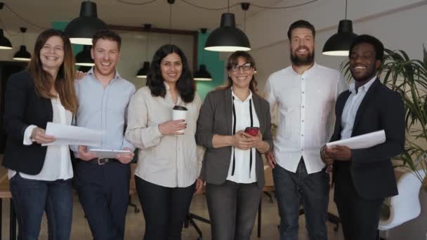 Obchodní Tým Multiraciálních Lidí Stojící Před Kamerou Při Setkávání — Stock video