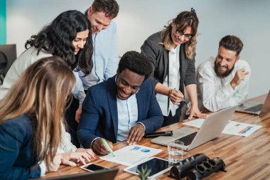 Modern ofis içinde stratejik planlama yapan farklı insanlardan oluşan iş ekibi - girişimcilik kavramı