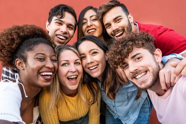 Jóvenes Amigos Multirraciales Divirtiéndose Juntos Pasando Rato Ciudad Concepto Amistad —  Fotos de Stock