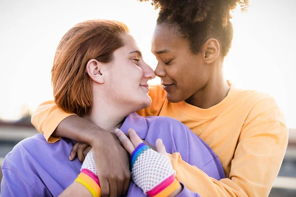 Mutlu Kadın Eşcinsel Çift Gün Batımında Hassas Anlar Yaşıyor Lgbt — Stok fotoğraf