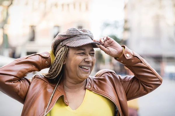 Mulher Africana Feliz Divertindo Cidade Idosos Conceito — Fotografia de Stock