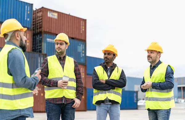 Industriingenjörer Som Arbetar Vid Containerfraktterminalen — Stockfoto