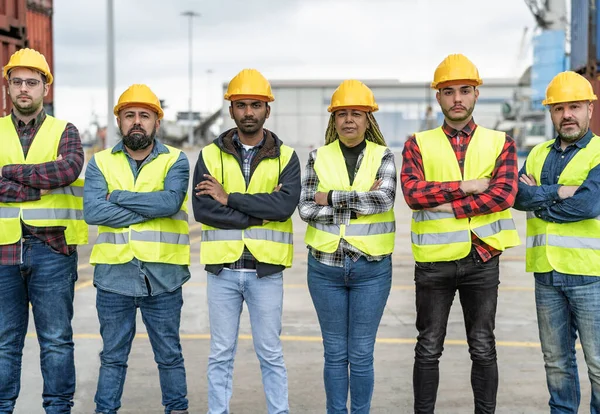 Team Bestående Olika Industriingenjörer Som Arbetar Containerfraktterminalen — Stockfoto