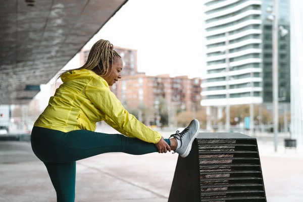 Yaşlı Afrikalı kadın dışarıda esneme egzersizleri yapıyor - Yaşlılar Sportif yaşam tarzı konsepti