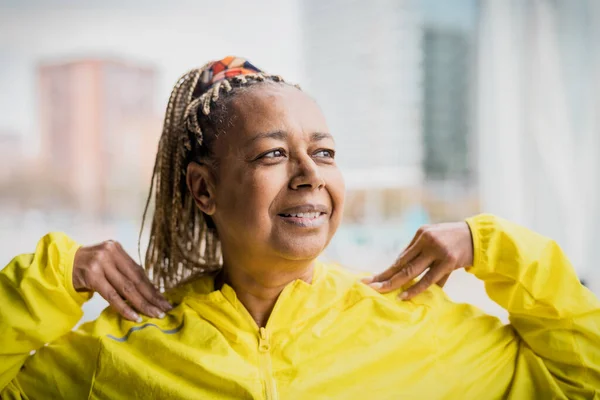 Senior African Žena Dělá Zahřívání Cvičení Před Spuštěním Městě Starší — Stock fotografie