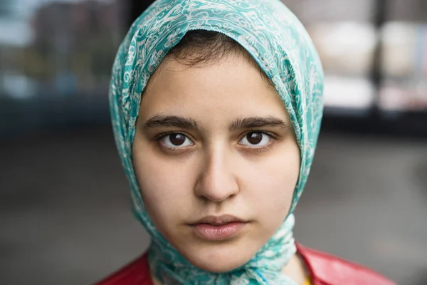 Foto Close Dari Gadis Muslim Yang Melihat Kamera — Stok Foto