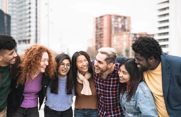 Jóvenes Amigos Multirraciales Divirtiéndose Juntos Pasando Rato Ciudad Concepto Amistad —  Fotos de Stock