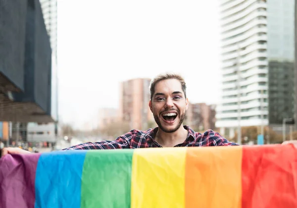 Pria Gay Yang Senang Bersenang Senang Memegang Bendera Pelangi Simbol — Stok Foto
