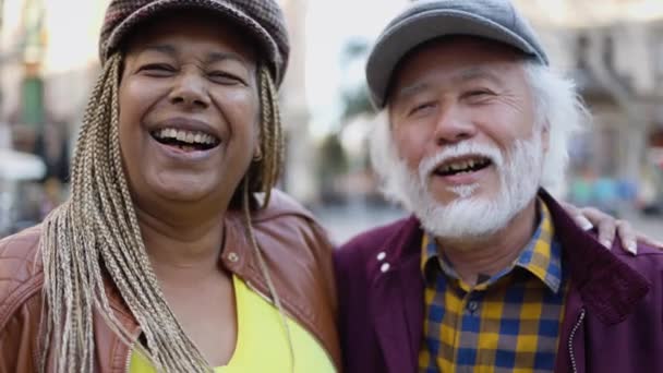 快乐的多种族老年夫妇在城市里玩得开心 老年人和爱情关系的概念 — 图库视频影像