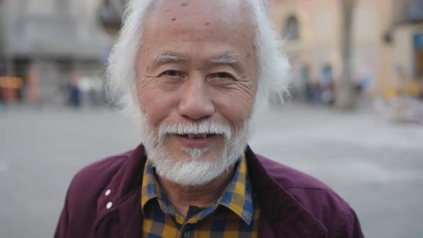Ευτυχισμένος Ασιατικές Ανώτερος Άνθρωπος Που Χαμογελά Μπροστά Από Κάμερα — Αρχείο Βίντεο