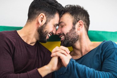 Yatakta romantik anlar yaşayan mutlu eşcinsel çift - Homoseksüel aşk ilişkisi ve cinsiyet eşitliği kavramı