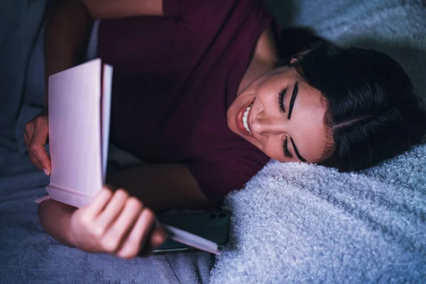 Wanita Muda Membaca Buku Tempat Tidur — Stok Foto