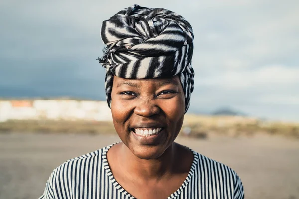 Perempuan Muslim Afrika Yang Bahagia Mengenakan Sorban Tersenyum Depan Kamera — Stok Foto