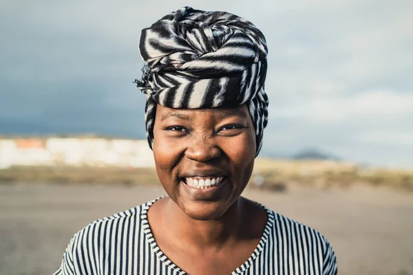 Mujer Africana Musulmana Feliz Con Turbante Sonriendo Cámara Playa Durante — Foto de Stock