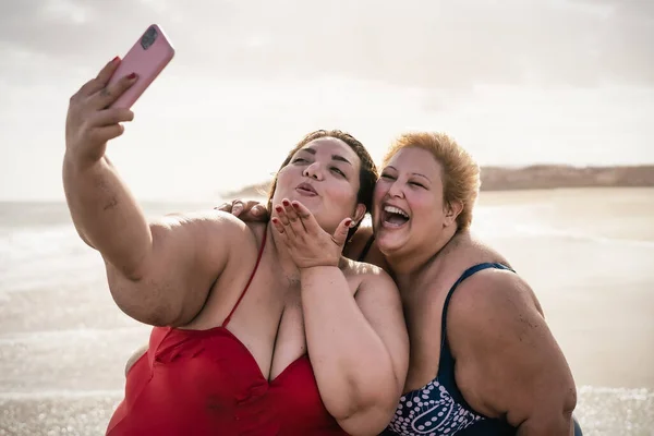 Boldog Plusz Méretű Nők Akik Szelfit Készítenek Mobiltelefonnal Strandon Túlsúlyos — Stock Fotó