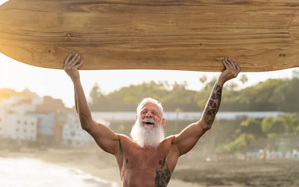 Подходящий Пожилой Человек Удовольствием Занимается Серфингом Пляже Образ Жизни Пожилых — стоковое фото