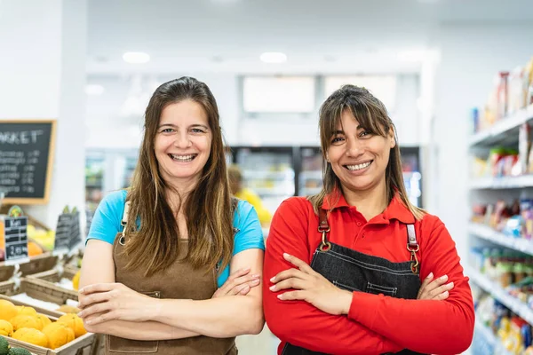 Mujeres Felices Trabajando Dentro Del Supermercado — Foto de Stock