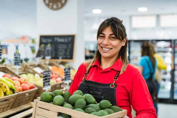 Wanita Latin Yang Bekerja Supermarket Memegang Kotak Berisi Alpukat Segar — Stok Foto