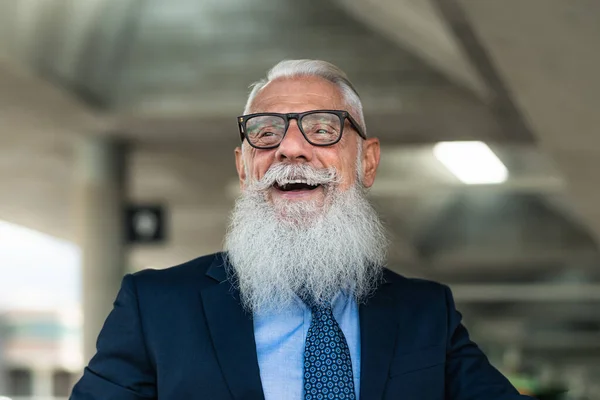 Portrait Happy Fashion Senior Man Going Work Office Konsep Gaya — Stok Foto