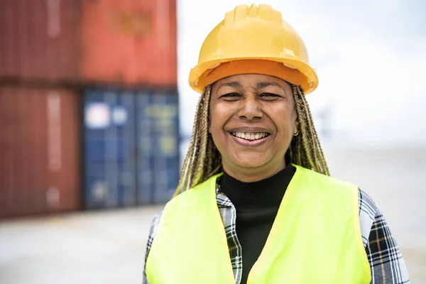 Konteynır Kargosunun Lojistik Terminalinde Çalışan Mutlu Afrikalı Kadın — Stok fotoğraf