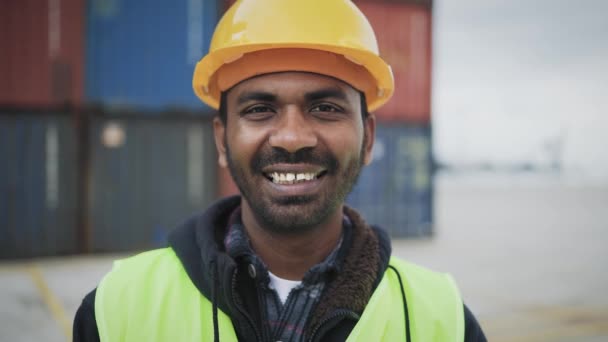コンテナ貨物の物流ターミナルで働く幸せなインド人男性 — ストック動画