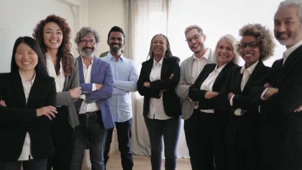 Equipe Negócios Pessoas Frente Câmera Durante Trabalho Reunião — Vídeo de Stock