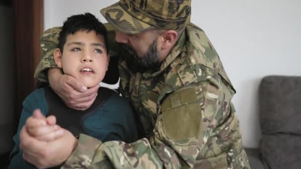 Soldado Militar Beijando Seu Filho Com Deficiência Casa — Vídeo de Stock