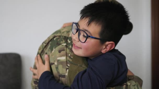 Soldat Umarmt Seinen Sohn Bevor Den Krieg Zieht — Stockvideo