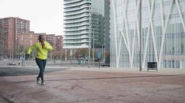 Şehirde koşuşturan Afrikalı son sınıf öğrencisi kadın - Yaşlı Sporcular yaşam tarzı konsepti