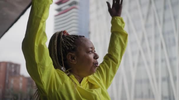 Senior African Woman Doing Warm Exercises Running City Ηλικιωμένοι Αθλητικός — Αρχείο Βίντεο