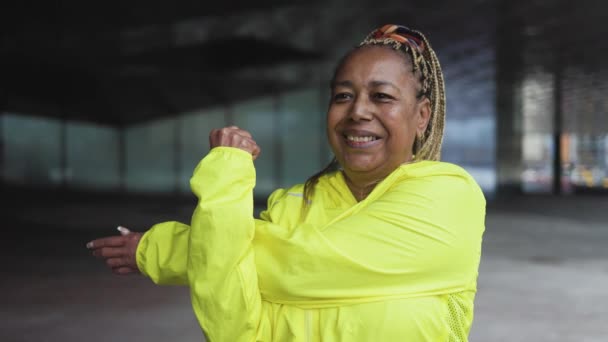 Старшая Африканская Женщина Делает Растяжку Перед Бегом Городе Пожилые Спортивные — стоковое видео