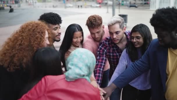 Dışarıda Ele Tutuşan Çok Irklı Genç Arkadaşlar Arkadaşlık Çeşitlilik Kavramı — Stok video