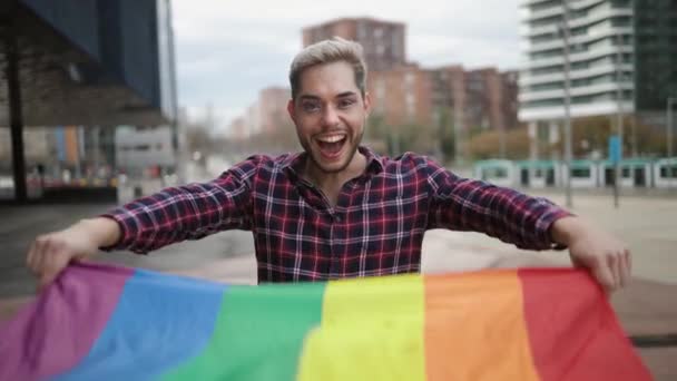 Feliz Hombre Gay Que Divierte Sosteniendo Símbolo Bandera Del Arco — Vídeos de Stock