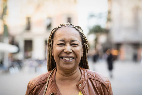 Onnellinen Afrikkalainen Nainen Hauskaa Kaupungissa Vanhukset Käsite — kuvapankkivalokuva