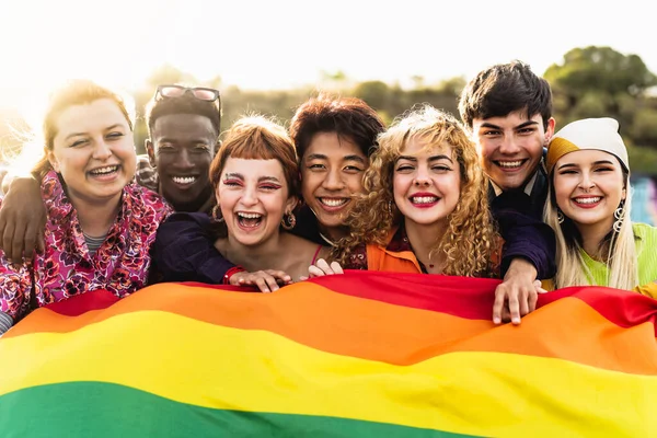 Diverse Teman Teman Muda Merayakan Festival Kebanggaan Gay Konsep Komunitas — Stok Foto