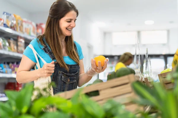 Pelanggan Wanita Membeli Buah Organik Segar Dalam Supermarket — Stok Foto