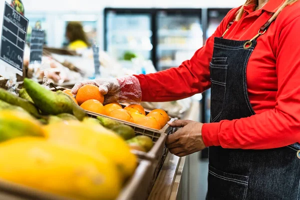 Wanita Yang Bekerja Dalam Supermarket Organik Segar — Stok Foto