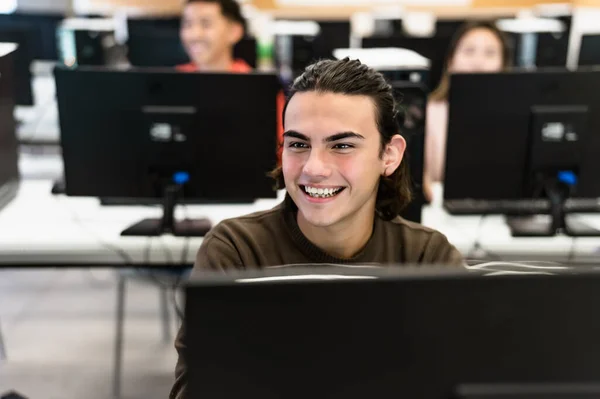 Jonge Leerlingen Luisteren Naar Een Les Middelbare School Onderwijs Concept — Stockfoto