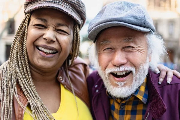 Gelukkig Multiraciaal Senior Paar Hebben Plezier Stad Ouderen Liefde Relatie — Stockfoto