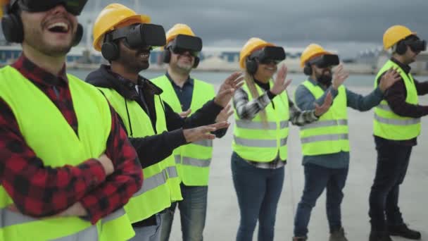 未来の仮想現実メガネでシミュレーション経験を持つ産業エンジニアチーム 技術と方法論の概念 — ストック動画